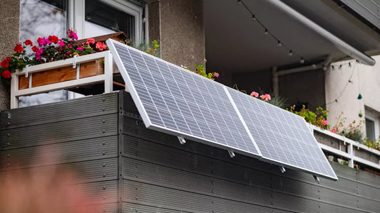 Vanaf vandaag mag je zonnepanelen met stekker gebruiken: wat zijn de voor- en nadelen (en kan je je geld terugverdienen?)